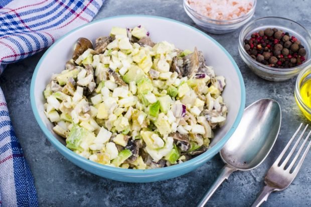 Salad of squid, avocado and mushrooms 