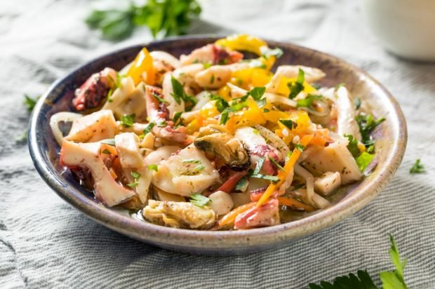 Salad with seafood and bell pepper