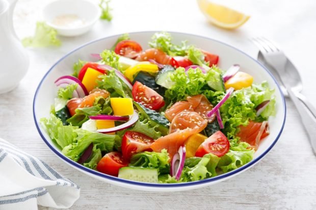 Vegetable salad with red fish