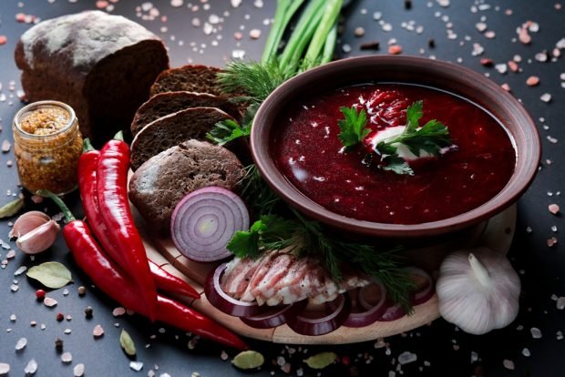 Ukrainian borscht with pork rinds 