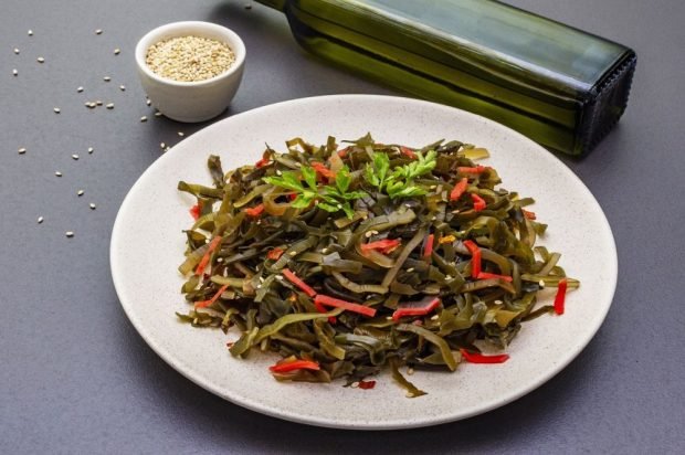 Seaweed and bell pepper salad