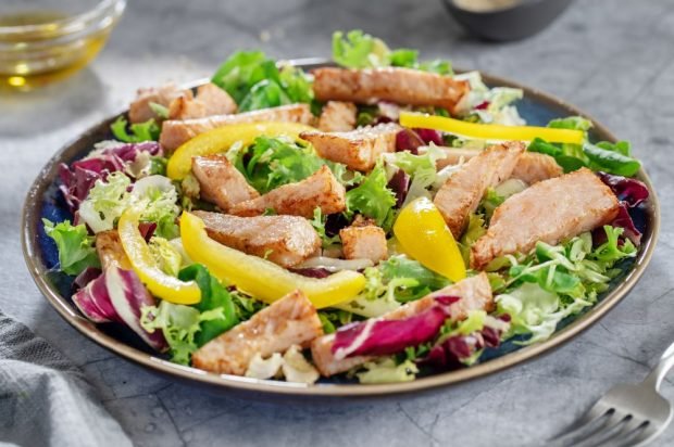 Salad with turkey and bell pepper