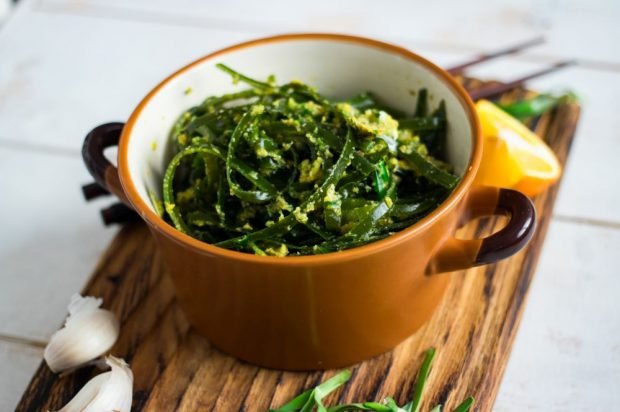 Seaweed salad with garlic