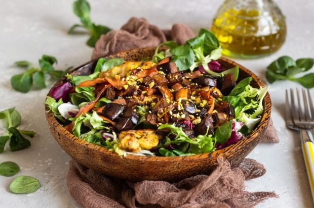 Meat salad with fried eggplant, fresh herbs and peanuts