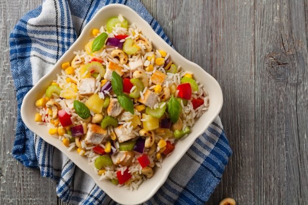 Salad with rice and smoked chicken