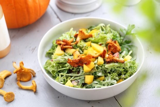 Salad with chanterelles and pumpkin