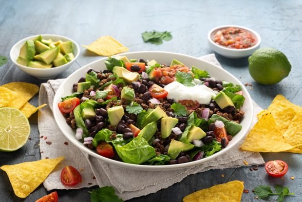 Salad with beans, beef and tomatoes