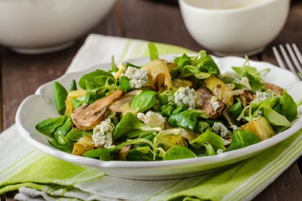 Salad with mushrooms and blue cheese 