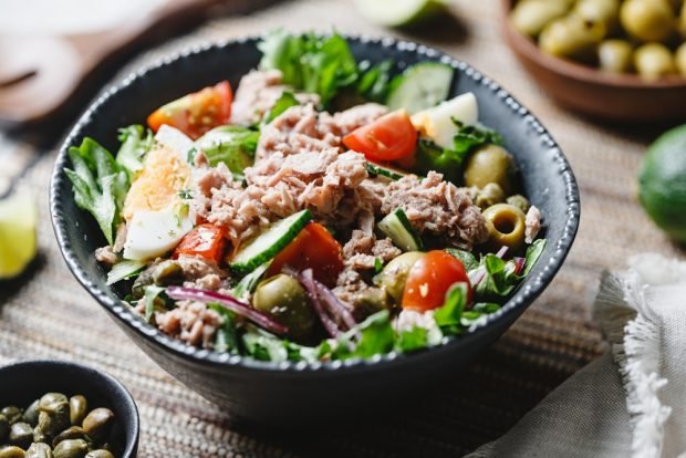 Salad with vegetables and canned fish 