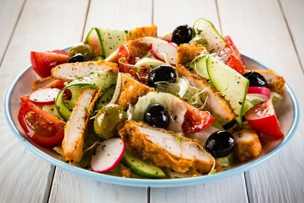 Salad with chicken fillet in batter