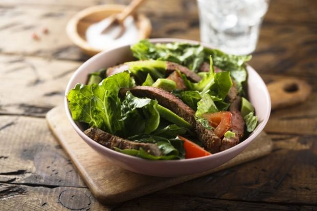 Meat salad with beef, avocado and fresh vegetables 