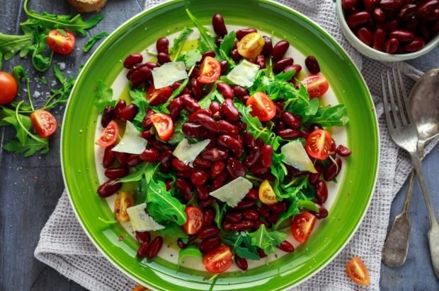 Salad with red beans, arugula, cherry tomatoes and parmesan