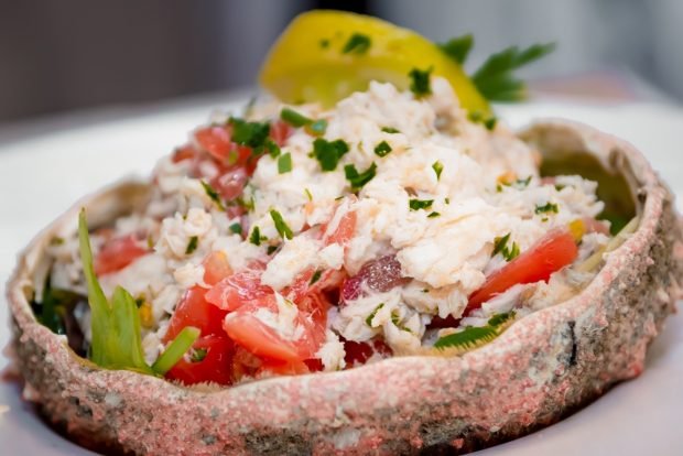 Salad with crab meat and tomatoes