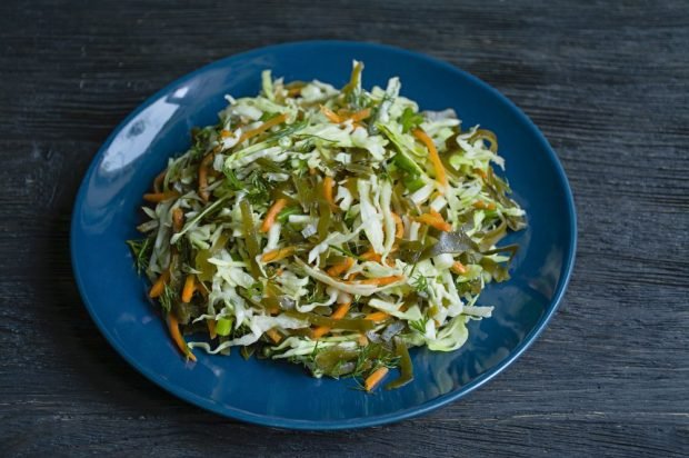 Salad of white cabbage and seaweed