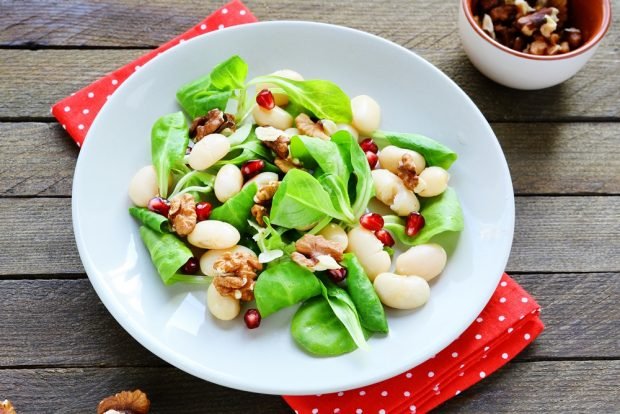 Salad with beans and spinach