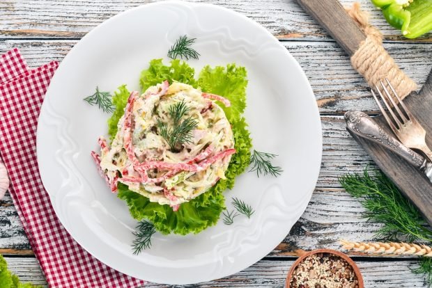 Salad with crab meat and bell pepper