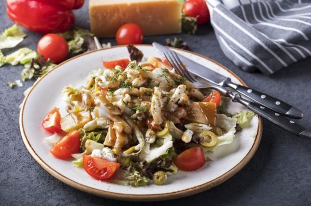 Salad with squid, tomatoes and parmesan