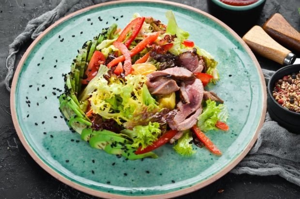 Meat salad of veal, avocado, orange and bell pepper