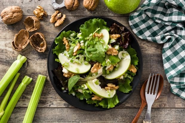 Salad with green apples and celery