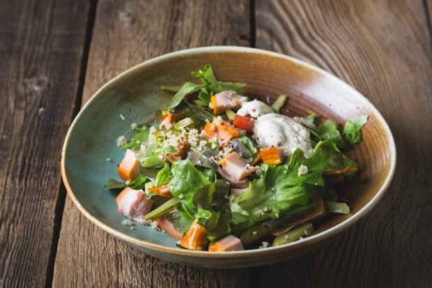 Salad with smoked chicken and quinoa 