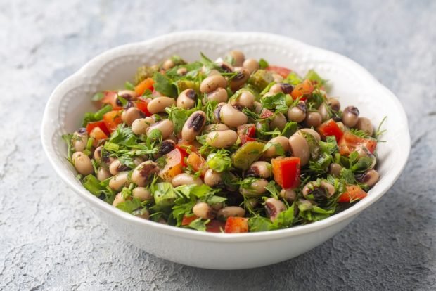 Salad with beans and celery