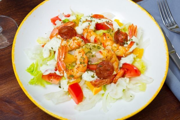 Salad with smoked sausage and shrimp