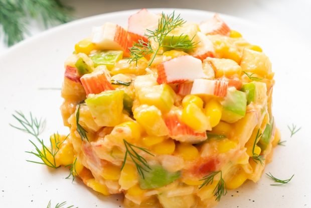 Crab salad with apples and pineapples 