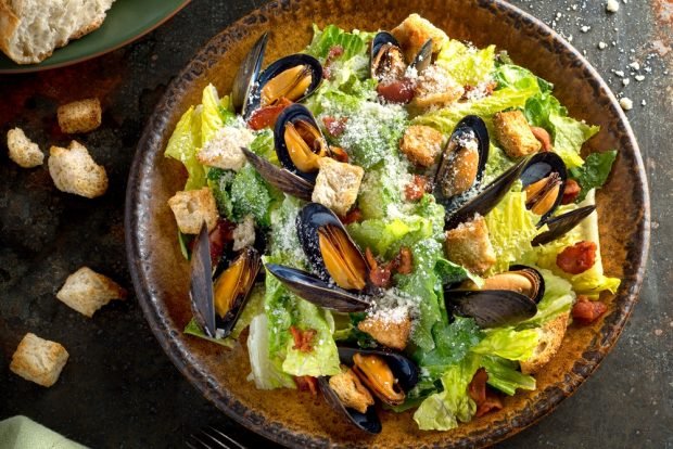 Caesar with mussels 