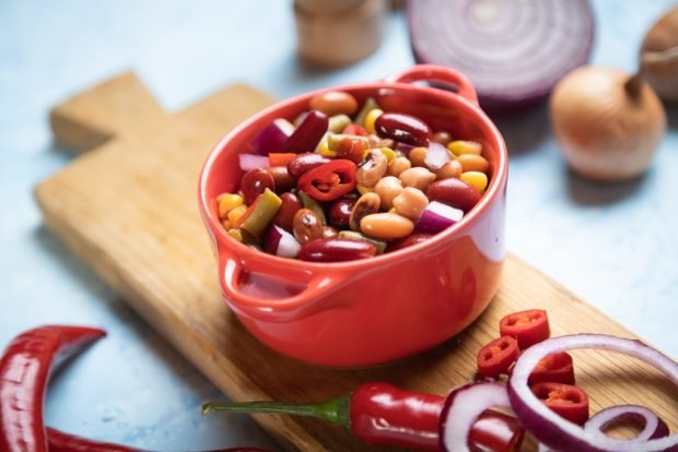 Salad with chickpeas, beans and chili