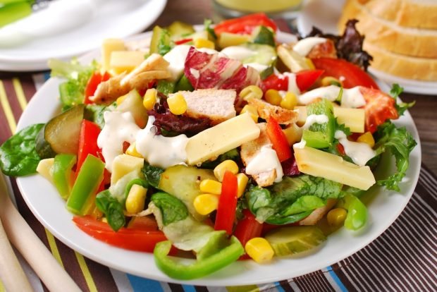 Salad with chicken, vegetables and cheese