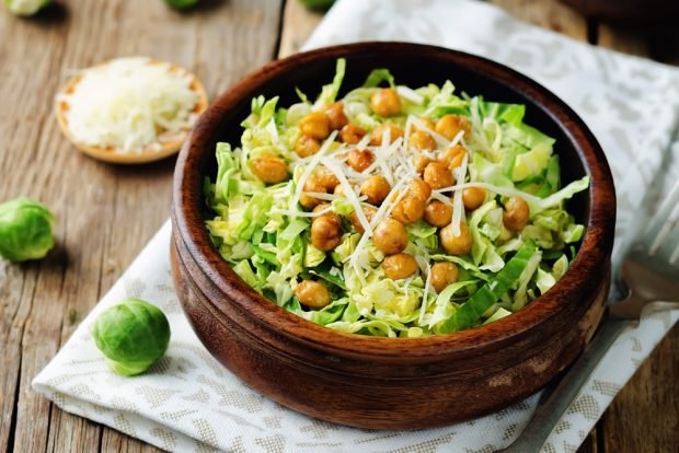 Salad with roasted chickpeas, Brussels sprouts and parmesan