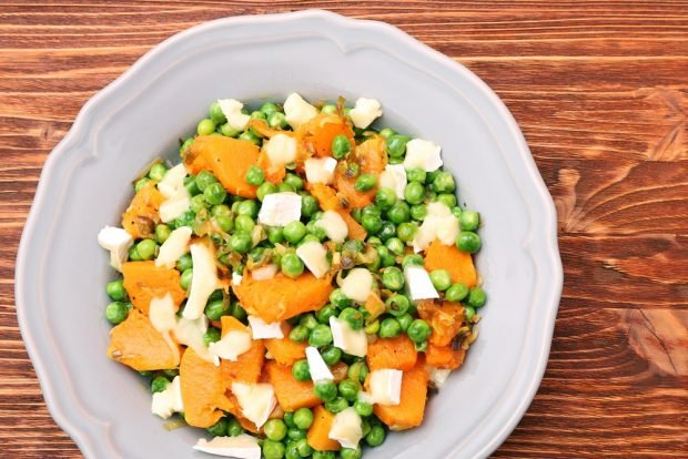 Salad with pumpkin, green peas and brie