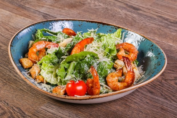 Caesar salad with shrimp in soy sauce