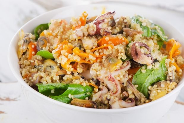 Salad with quinoa and seafood