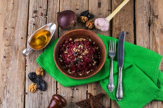 Salad of raw beetroot, prunes and nuts