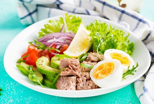 Salad with avocado, tuna and egg