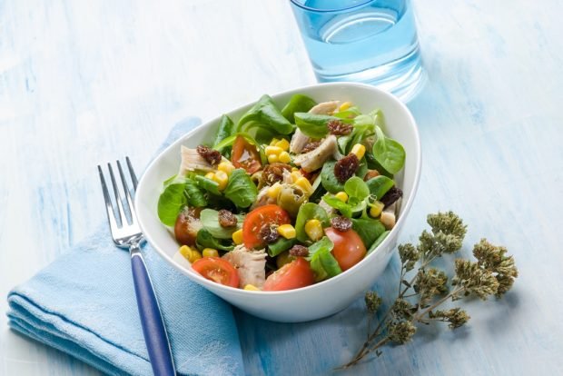 Salad with spinach, vegetables and smoked chicken