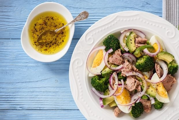 Tuna and broccoli salad