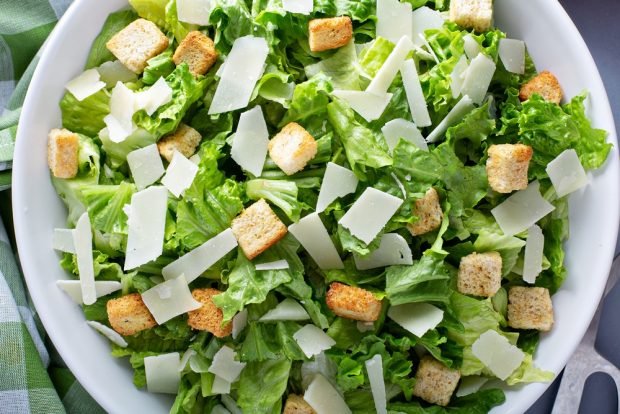 Caesar salad with lettuce and garlic crackers