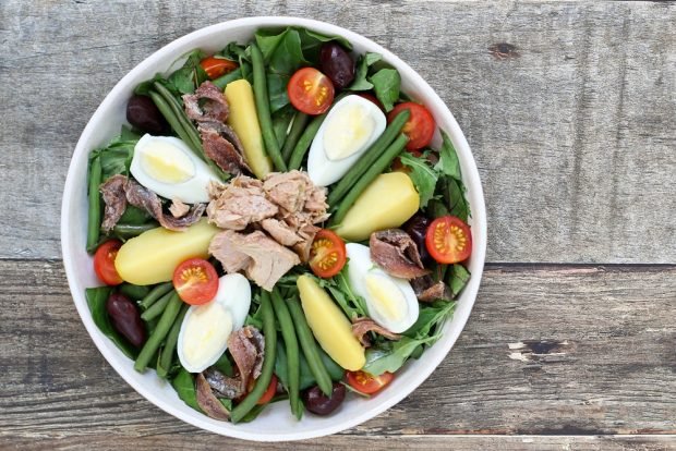 Salad with string beans and canned fish