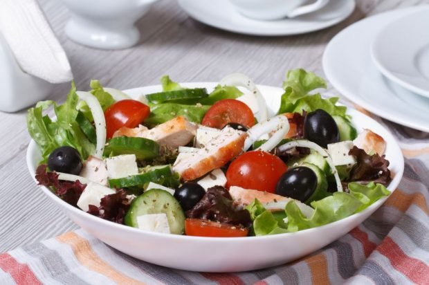 Greek salad with chicken, feta cheese and onion