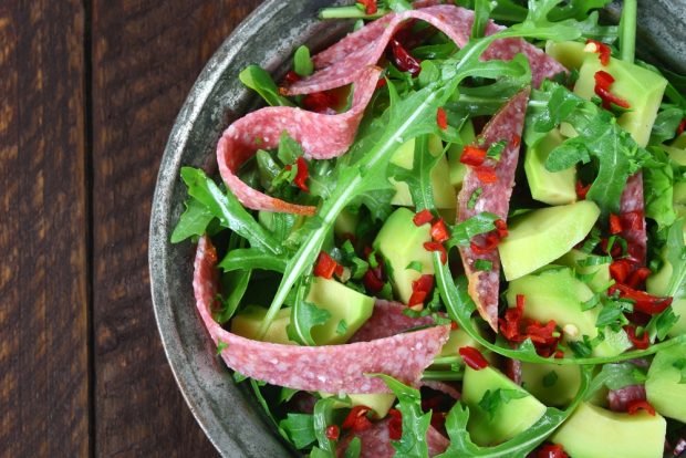 Salad with avocado and smoked sausage