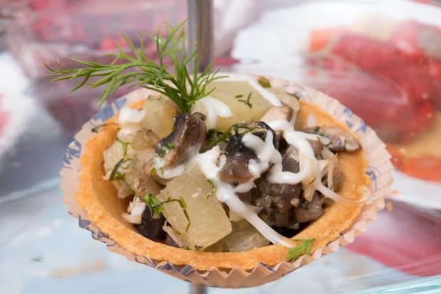 Salad with chicken and mushrooms in tartlets