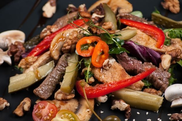 Salad with beef and pickled cucumbers