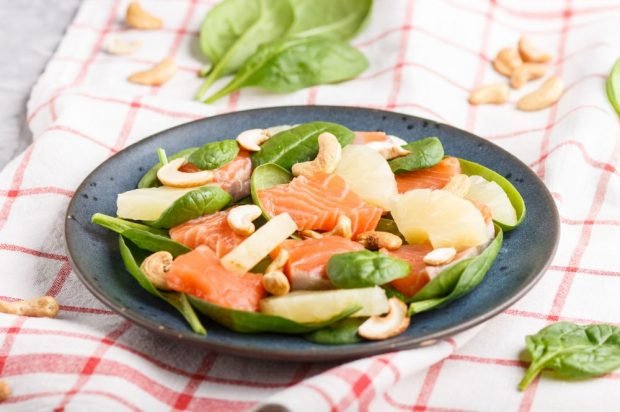 Salmon, pineapple and spinach salad – a simple and delicious recipe, how to cook step by step