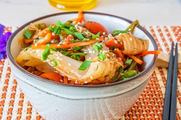 Spicy salad with Peking cabbage and vegetables