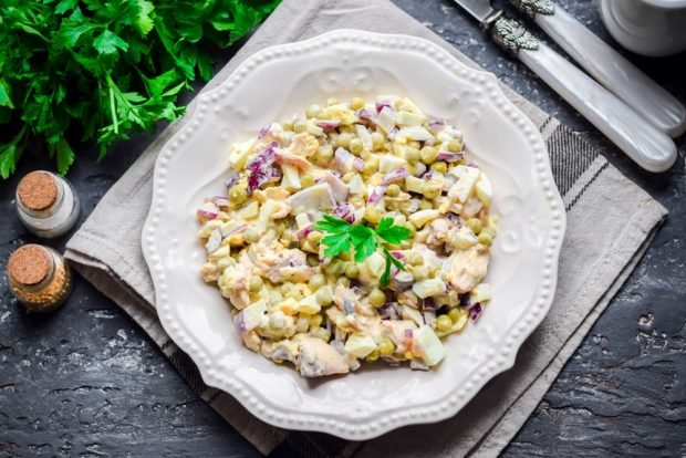 Salad with smoked chicken, peas and purple onions