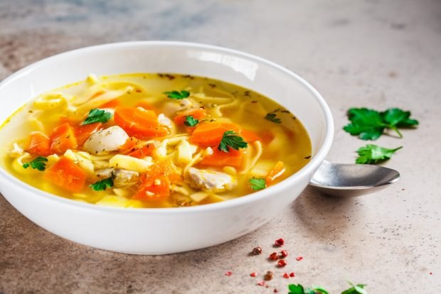 Chicken soup with noodles and vegetables is a simple and delicious recipe, how to cook step by step