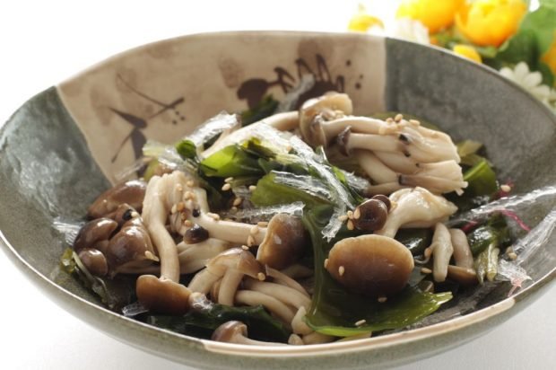 Salad with seaweed and mushrooms