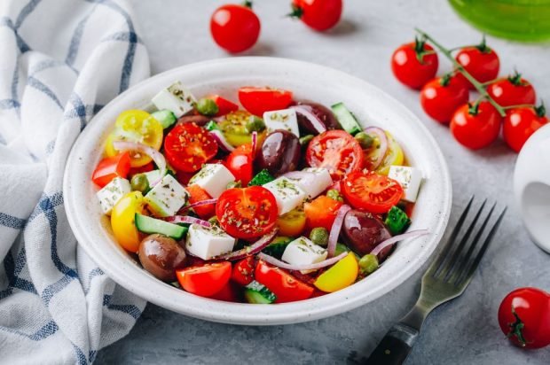 Greek salad with purple onion, capers and feta